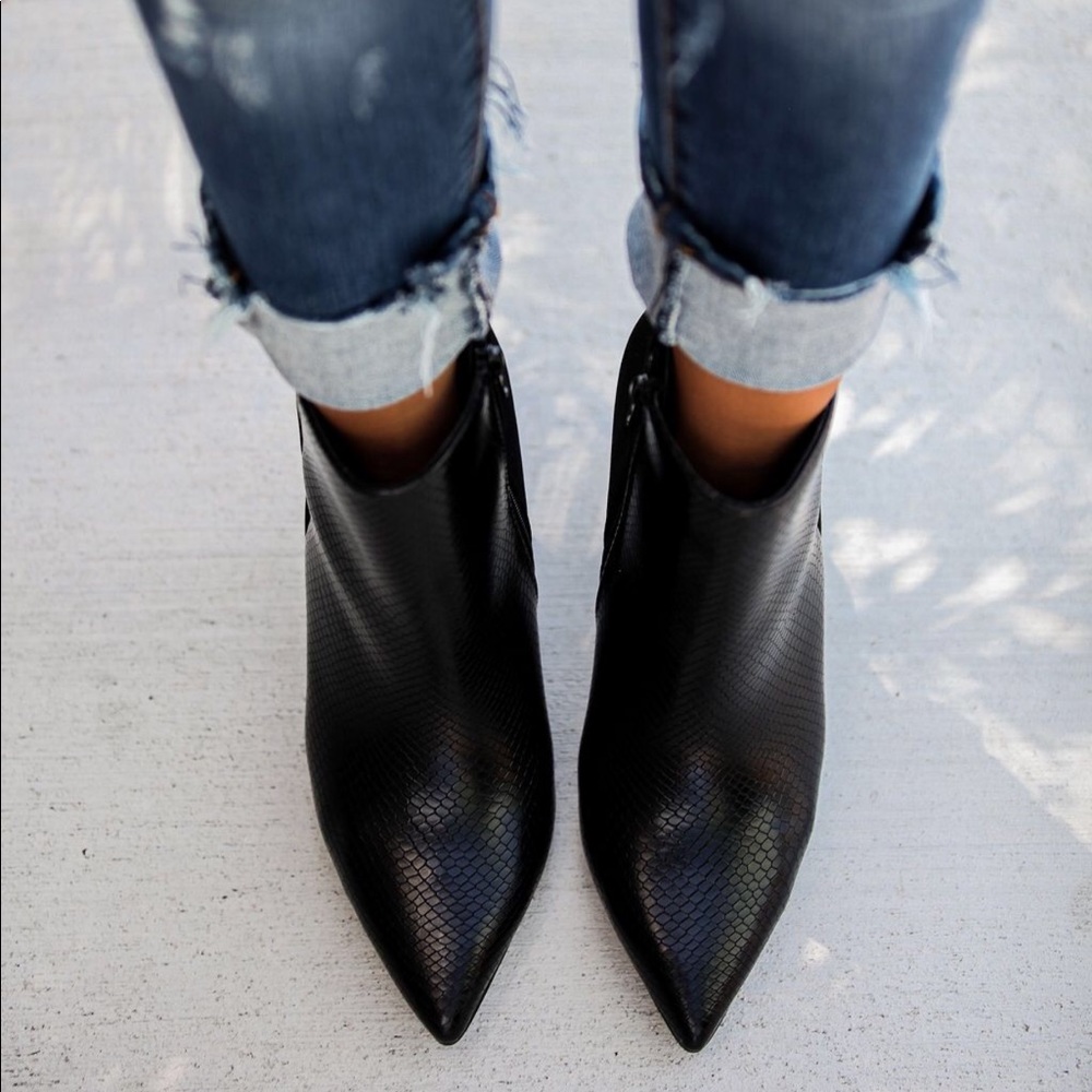 Two-tone snake texture ankle bootie - Picture 5 of 9
